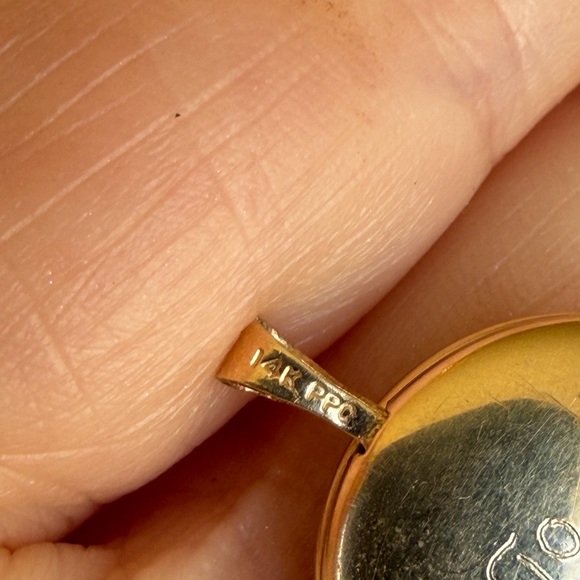 14k Gold Oval locket Pendant Necklace - Picture 2 of 8